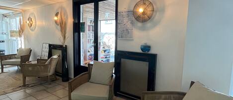 Una sala de estar moderna con chimenea, asientos cómodos y vistas al exterior.