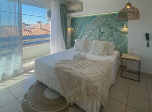 Chambre Double Signature, 1 lit double, Terrasse | Ropa de cama hipoalergénica, escritorio, cortinas opacas