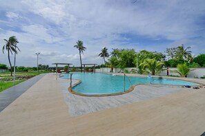 Una piscina al aire libre