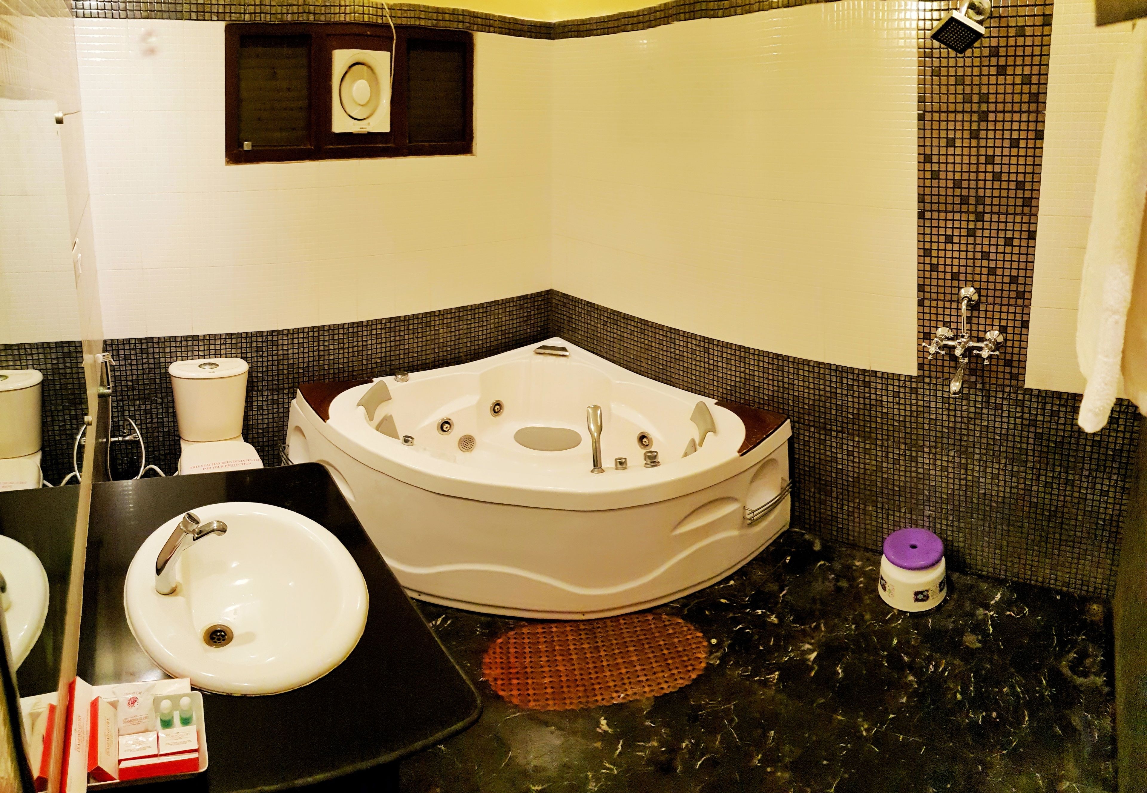 Exclusive Duplex, Partial Sea View, Sea Facing | Bathroom | Free toiletries, towels