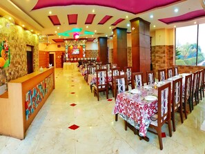 Breakfast, lunch and dinner served - Hotels Diamond Glory - Mandarmani (Kanthi)