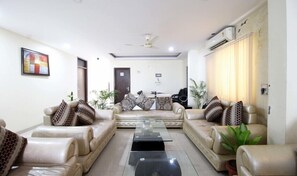 Área de estar no saguão