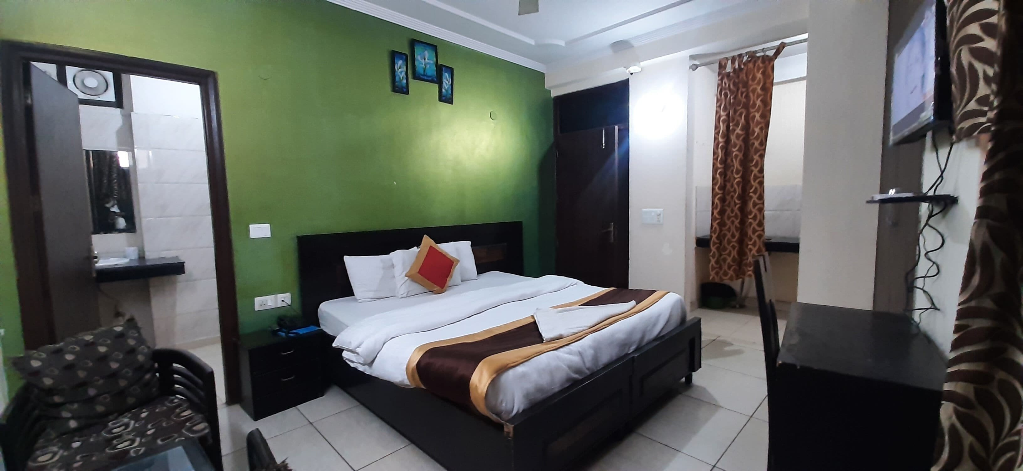 1 bedroom, desk, free WiFi, bed sheets