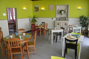 朝食 (ビュッフェ)、毎日提供 (1 名様 8.50 EUR)