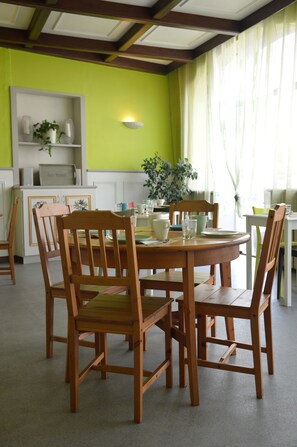 Café da manhã com buffet todos os dias (EUR 8.50 por pessoa) 