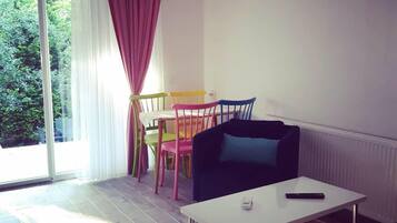 Comfort Villa Ozel Havuzlu ,Ozel Bahceli | Vardagsrum | 120-centimeters LCD-tv med satellitkanaler och tv