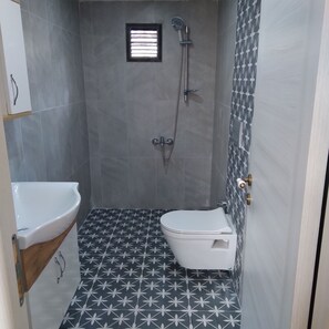A small bathroom with a toilet, a sink, and a shower. - Botanika Hotel Sapanca (Sapanca)
