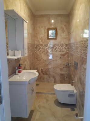 Comfort Villa Ozel Havuzlu ,Ozel Bahceli | Banheiro | Chuveiro, produtos de toalete grátis, secador de cabelo, chinelos
