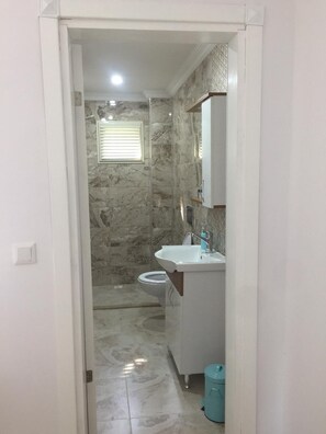 Basic Villa Ozel Havuzlu ,Ozel Bahceli | Phòng tắm | Buồng tắm vòi sen, đồ dùng nhà tắm miễn phí, máy sấy tóc 
