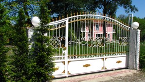A gated entrance with ornate metalwork and a spherical finial on top. - Botanika Hotel Sapanca (Sapanca)