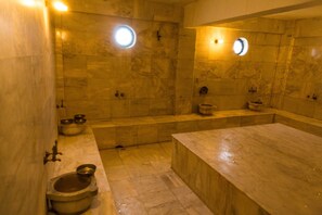 Bastu, varma källor/mineralkällor och turkiskt bad/hamam