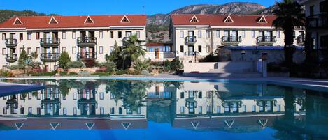 3 Innenpools, Außenpool, Sonnenschirme, Liegestühle