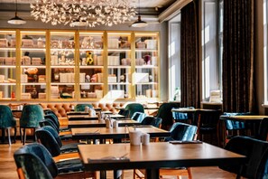 Serveert ontbijt, lunch, diner, internationale gerechten