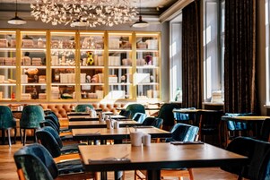 供应早餐、午餐和晚餐，国际美食