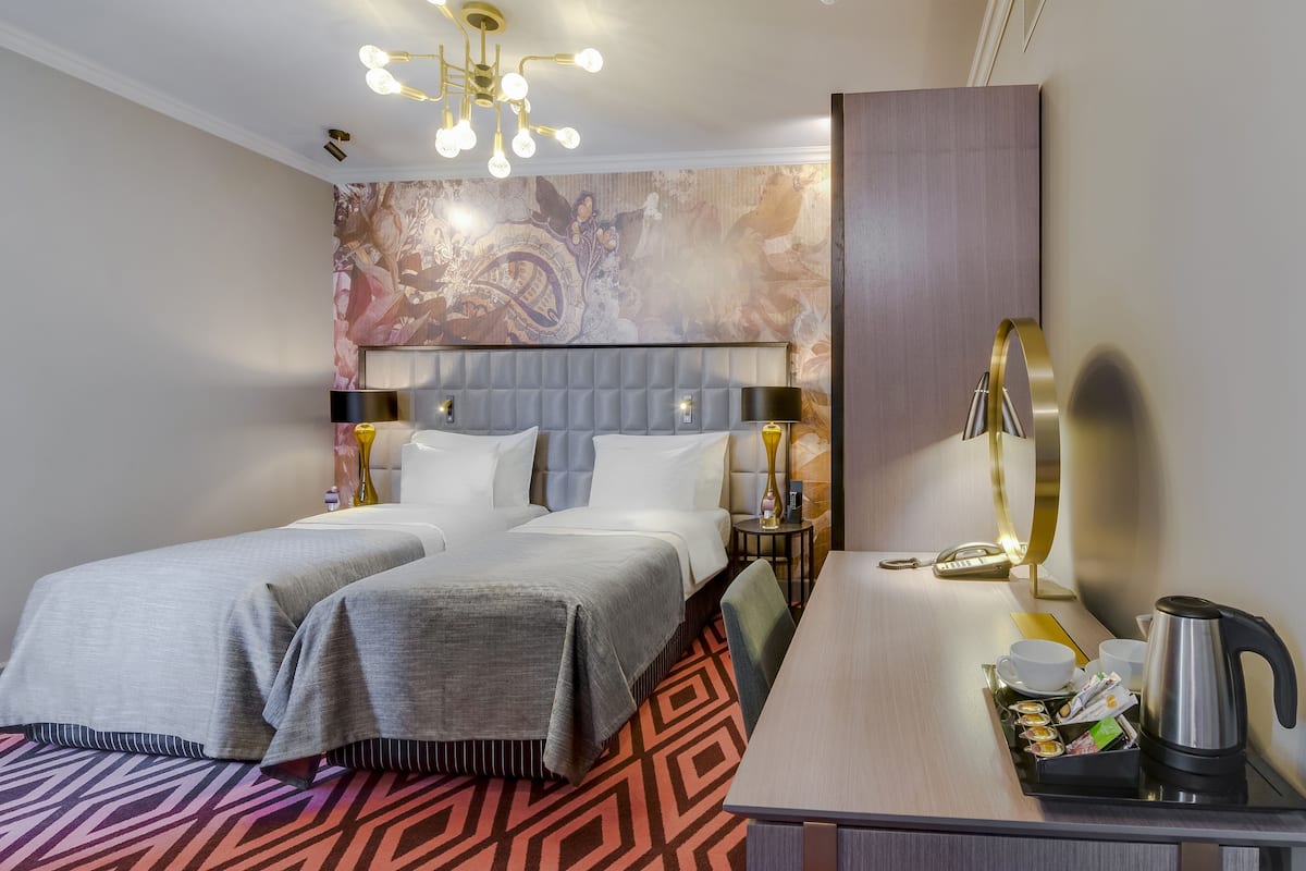 Standard Twin Room | Minibar, in-room safe, desk, blackout drapes