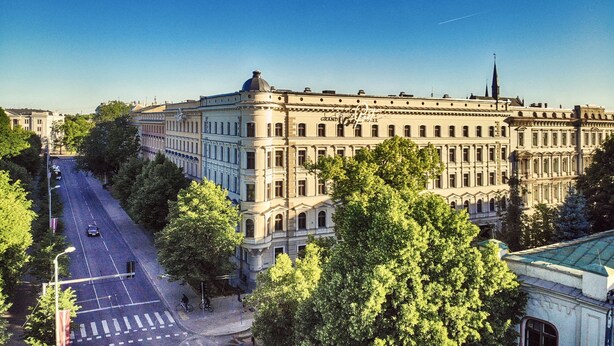 Un edificio grande e histórico de arquitectura clásica, con varios pisos y una cúpula destacada.