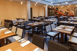 Desayuno buffet diario (EUR 25 por persona)