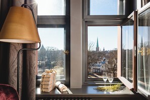Minibar, in-room safe, desk, blackout drapes - Grand Poet Hotel by Semarah (Riga)