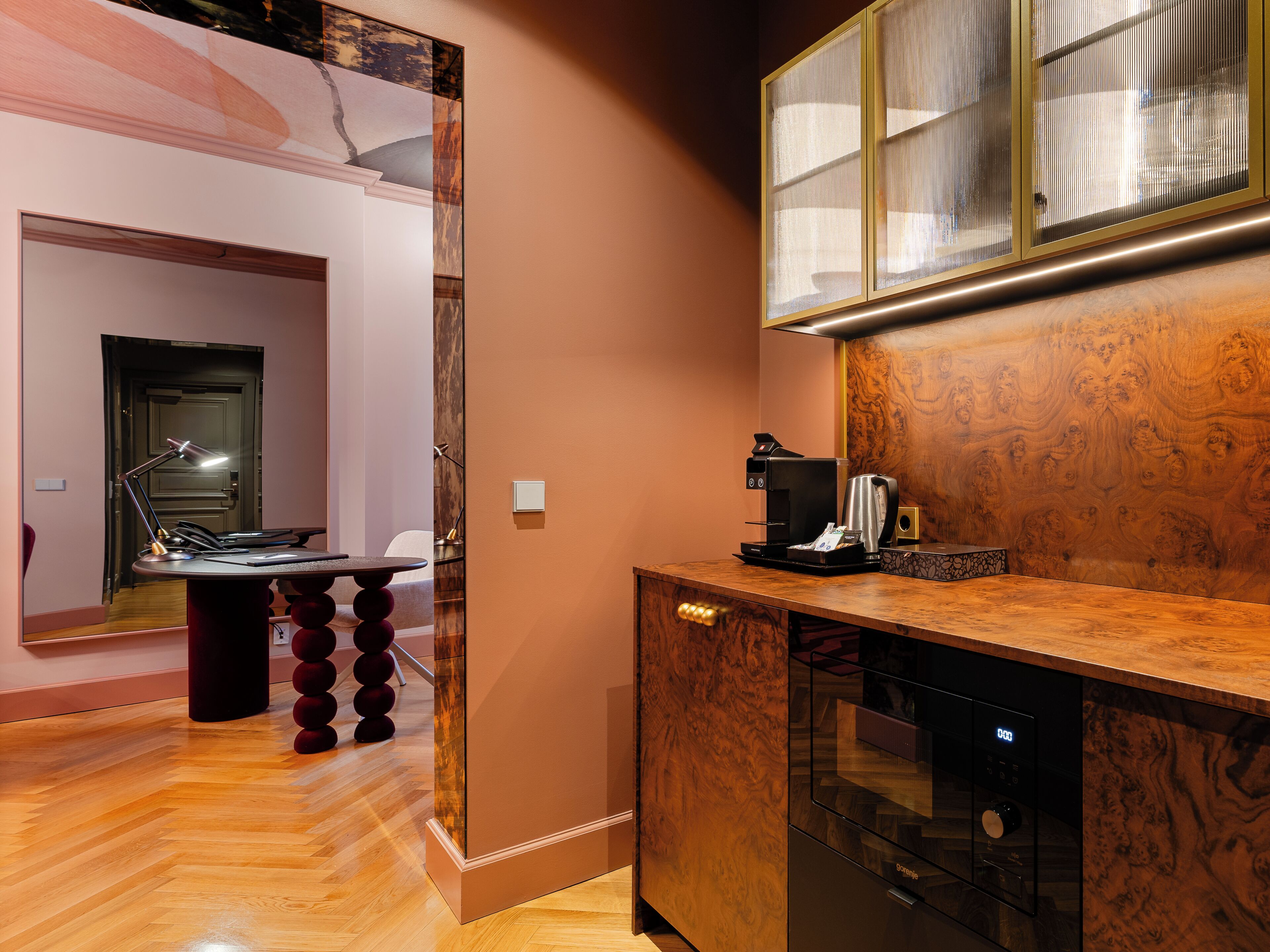 Suite, vista cortile | Area soggiorno | TV LED