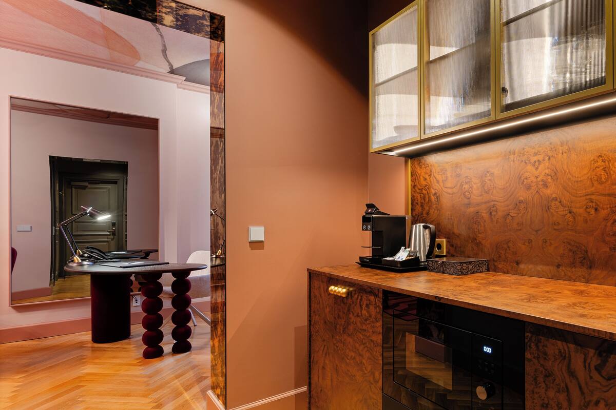 Suite, Courtyard View | Living area | LED TV