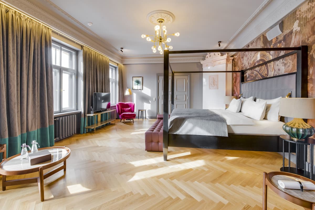 grand suite | minibar, in-room safe, desk, blackout curtains