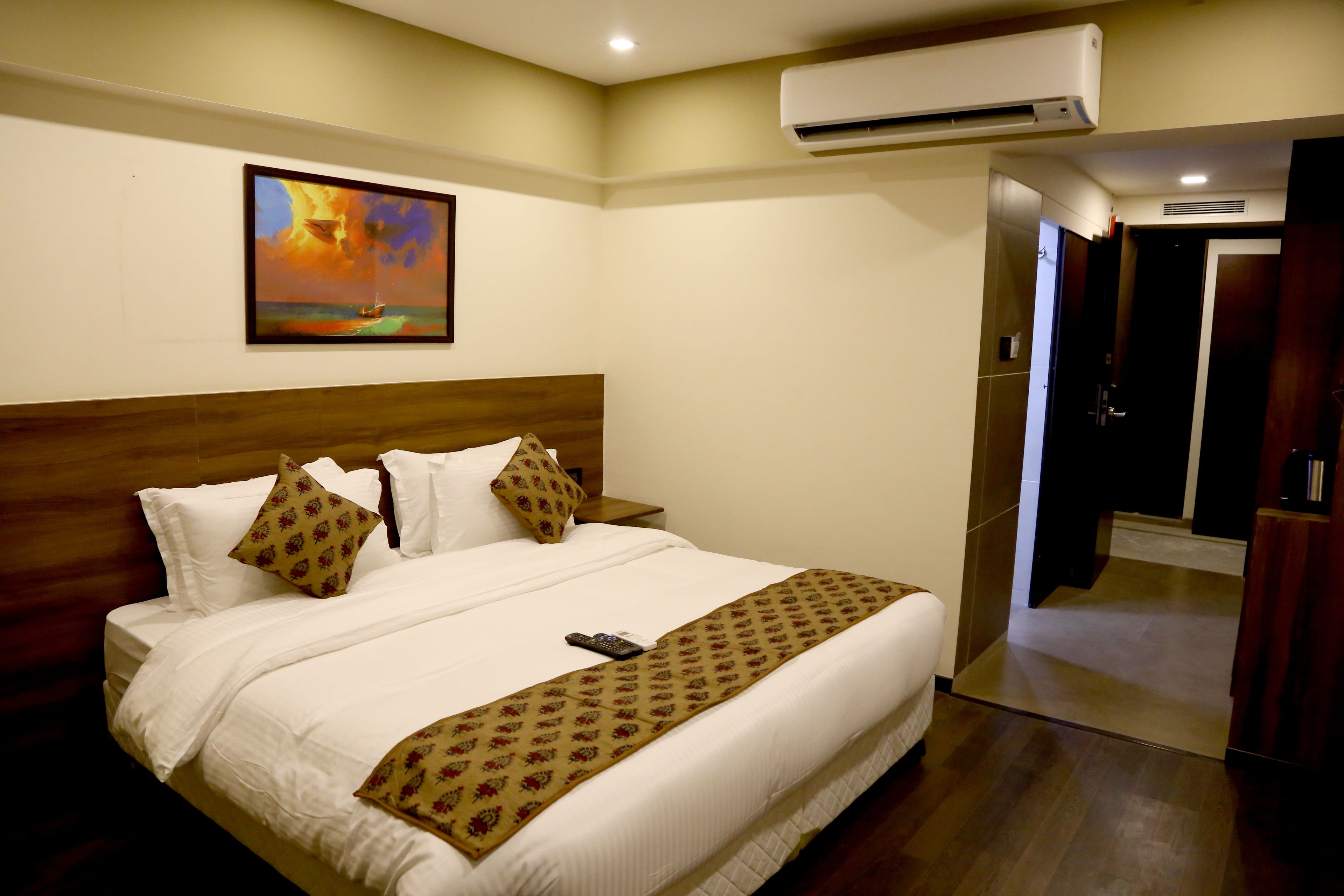 Peralatan tempat tidur premium, bar mini, peti besi dalam bilik, meja 
