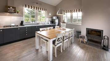 Bungalow, 3 Bedrooms (Cypres) | In-room dining