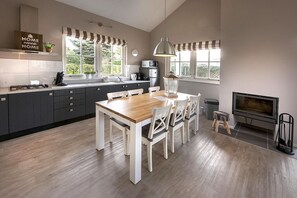 Bungalow, 3 Bedrooms (Cypres) | In-room dining