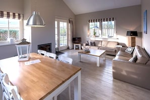 Bungalow, 3 slaapkamers (Cypres) | Woonkamer | Flatscreentelevisie en een dvd-speler