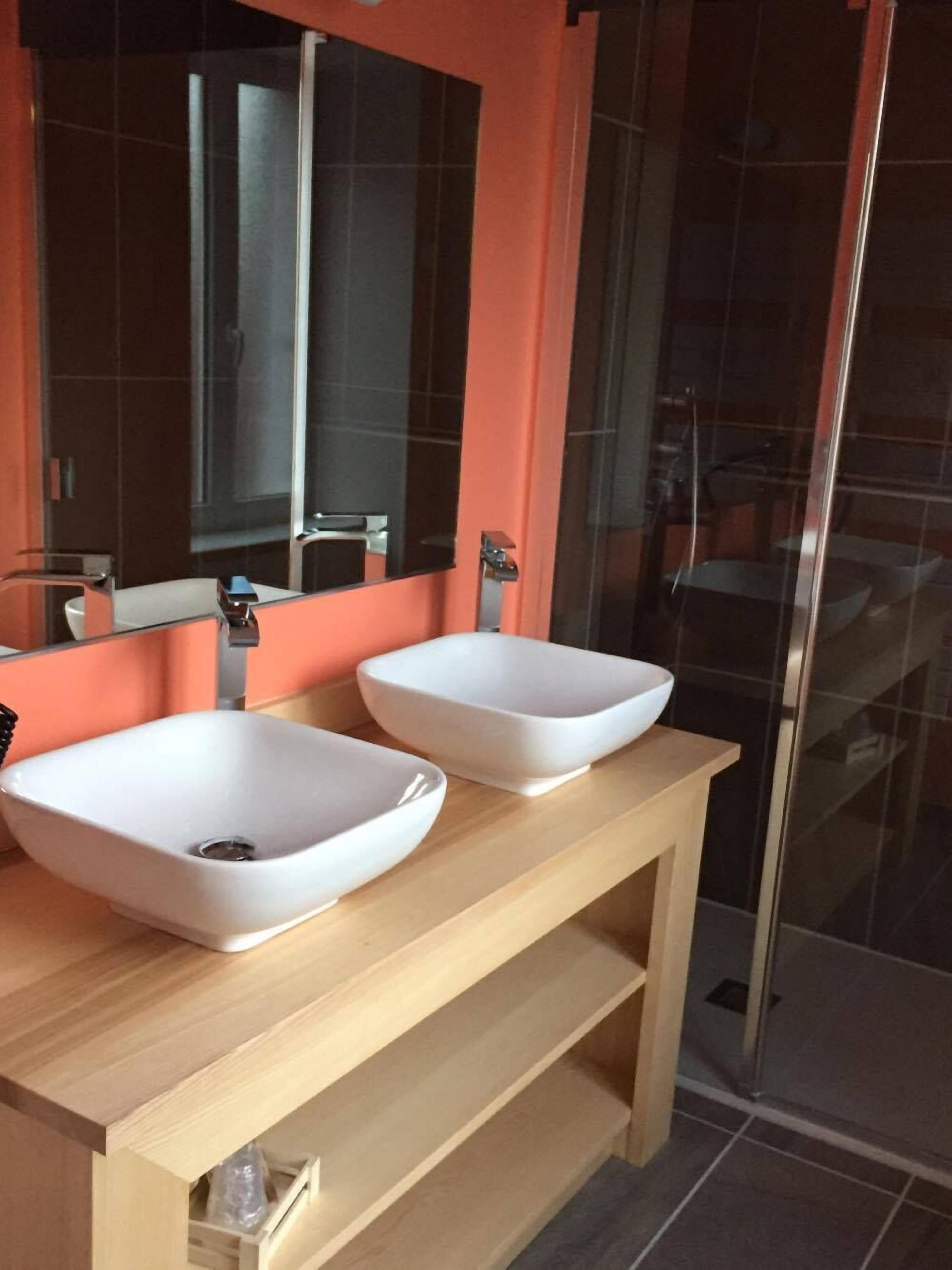 comfort double room | bathroom | deep-soaking bathtub, free toiletries, hair dryer, towels