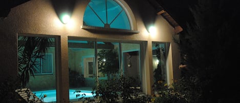 Una piscina cubierta, una piscina al aire libre de temporada, tumbonas