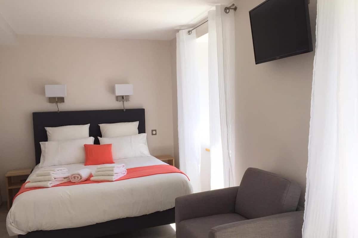 Chambre double Confort Plus | Coffre-fort, bureau, lit de bébé (gratuit), accÚs au Wi-Fi (inclus)