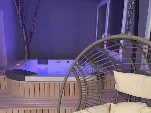 Indoor spa tub - Hôtel le Bout du Monde (Saint-Georges)