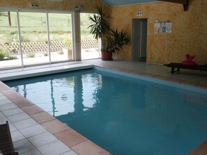 Alberca techada, alberca al aire libre por temporada y camastros