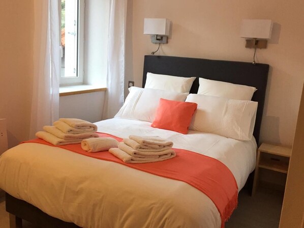 Habitación doble Confort | Caja de seguridad en la habitación, escritorio y cunas gratuitas 