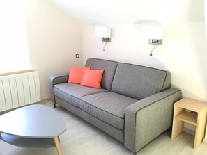 Suite, hidromasaje | Área de sala de estar | Televisión de pantalla plana de 60 cm con canales por cable 