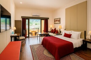 Ropa de cama de alta calidad y caja de seguridad en la habitación 