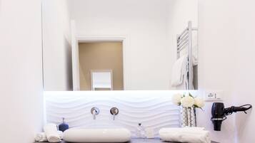 Pancuran mandi, kelengkapan dandanan diri percuma, pengering rambut