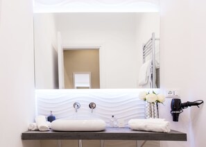 Shower, free toiletries, hair dryer, towels - Nazionale Palace Suites (Rome)