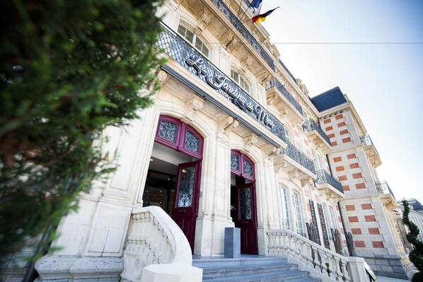 Vista frontal de la propiedad