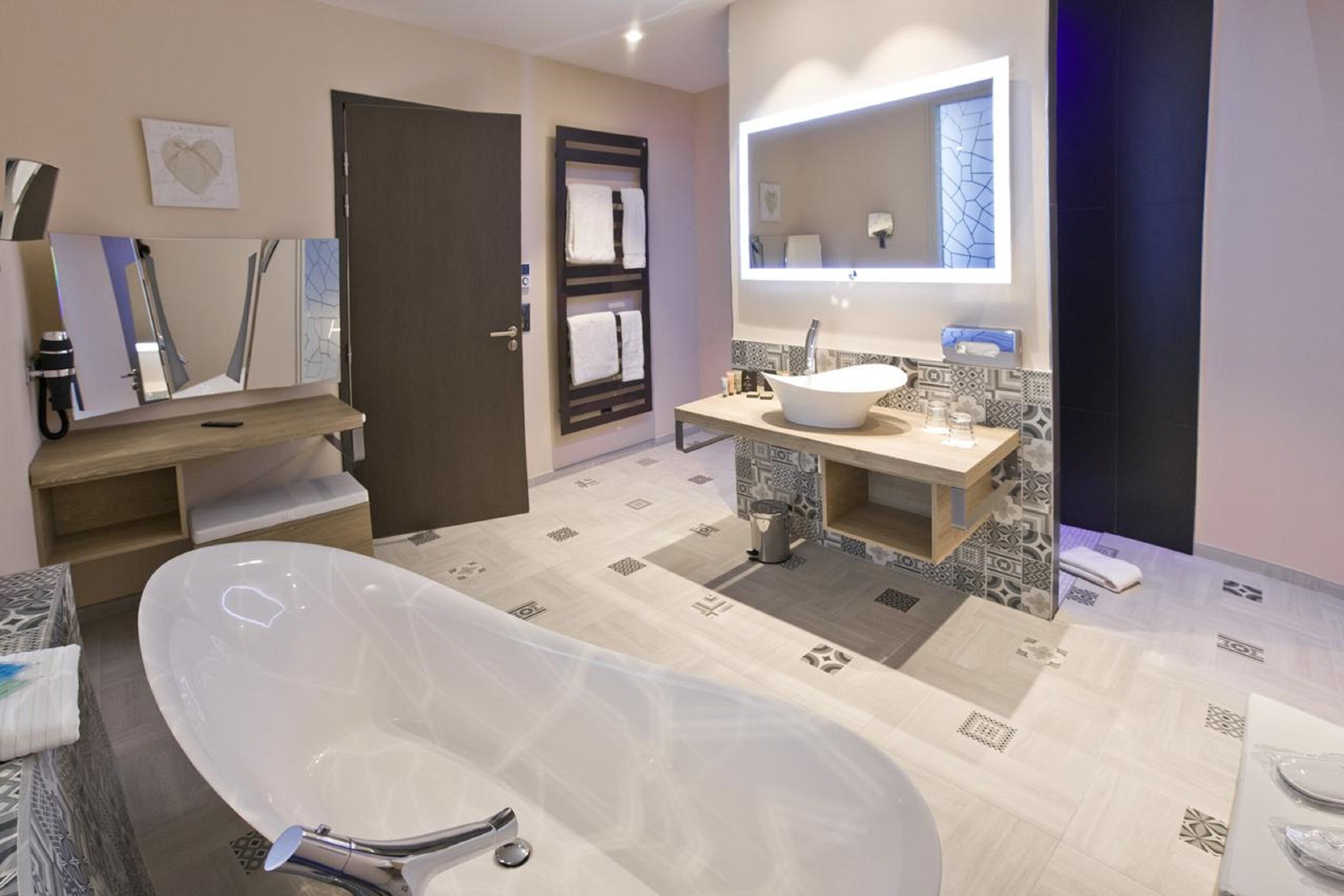 junior suite, balcony (centrale) | deep-soaking bathtub