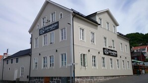 Un bâtiment à deux étages sur lequel on peut lire l’inscription « Grannagarden, hôtel-restaurant ».