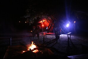 Outdoor dining - Dev's Campground (Wellawaya)