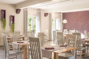 Phục vụ bữa sáng, bữa trưa, bữa tối, món Pháp 