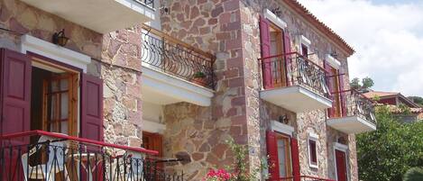 Vista frontal de la propiedad