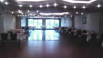 Breakfast, lunch, dinner served; Turkish cuisine