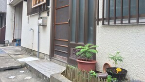 施設の正面 (日没後)
