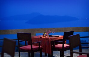 Breakfast, lunch, dinner served; local and international cuisine