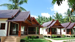 Une rangée de villas de style traditionnel, avec des toits inclinés, des balcons en bois et de grandes fenêtres.