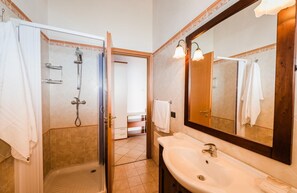 Shower, hair dryer, bathrobes, bidet - Villaggio Punta Alice Srl (Ciro Marina)